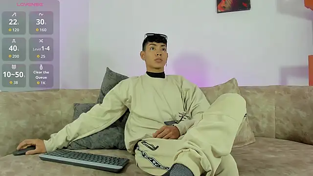 LoganTwink18 online show from 11-13-25, 12:48