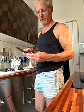 Snapshot of SexyLeon8 chatting on 09-21-25, 09:00 SexyLeon8 online show from 09-21-25, 09:00