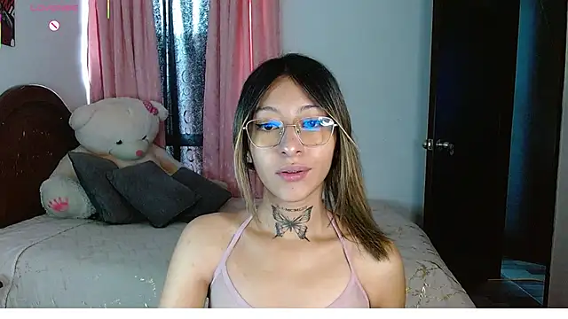 Snapshot of Hoolly_Jones chatting on 02-03-26, 02:00 Hoolly Jones online show from 02-03-26, 02:00