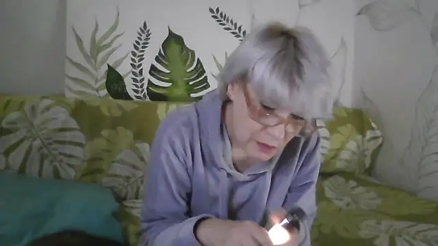 Catty Lady online show from 12-19-25, 06:04