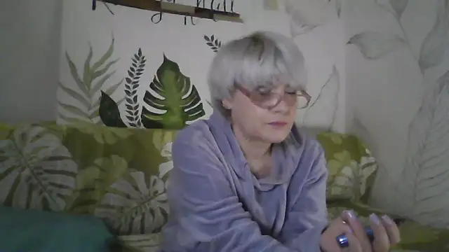 Catty Lady online show from 12-20-25, 05:42