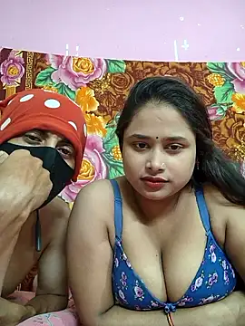 Snapshot of Seducing_couple chatting on 06-13-26, 06:17 Seducing couple online show from 06-13-26, 06:17