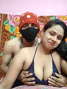 Snapshot of Seducing_couple chatting on 06-16-26, 04:37 Seducing couple online show from 06-16-26, 04:37