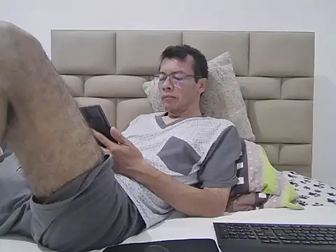 skinnylatino51 online show from 04-10-26, 12:27