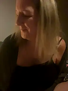 Snapshot of X-Victoria-X chatting on 10-13-25, 04:01 X-Victoria-X online show from 10-13-25, 04:01