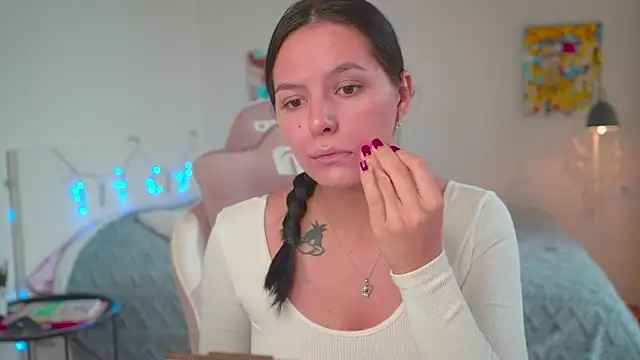 Snapshot of EwelynScott chatting on 10-20-25, 10:05 EwelynScott online show from 10-20-25, 10:05