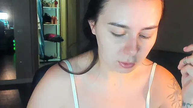 Snapshot of Di_na_Bell chatting on 07-20-26, 10:39 Di na Bell online show from 07-20-26, 10:39