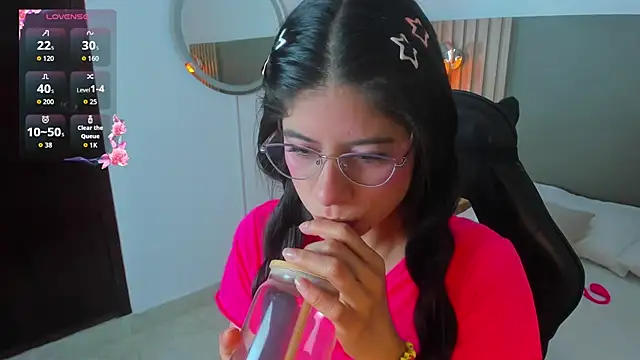 Snapshot of carlina_15 chatting on 06-10-26, 12:37 carlina 15 online show from 06-10-26, 12:37