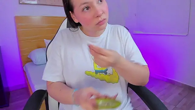 Snapshot of kitty_sweeety_ chatting on 12-22-25, 12:46 kitty sweeety online show from 12-22-25, 12:46