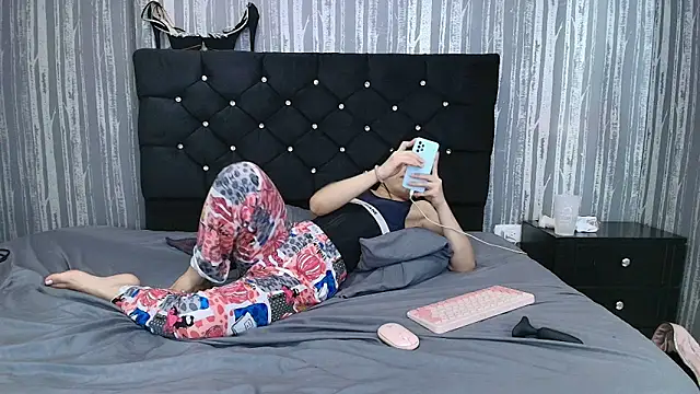 Snapshot of Alicee_Moonn chatting on 11-15-25, 08:22 Alicee Moonn online show from 11-15-25, 08:22