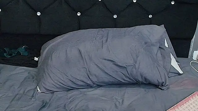 Snapshot of Alicee_Moonn chatting on 11-27-25, 08:49 Alicee Moonn online show from 11-27-25, 08:49