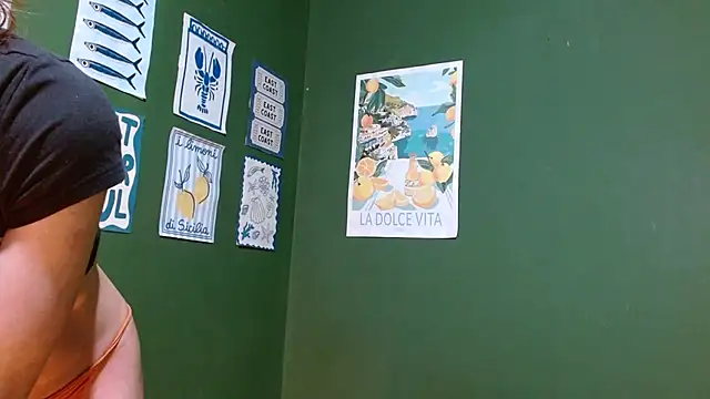 Roxiehood online show from 10-25-25, 02:52