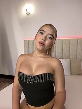 Snapshot of Mia_Roswell chatting on 06-19-26, 03:11 Mia Roswell online show from 06-19-26, 03:11