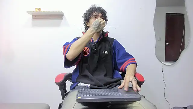 Snapshot of JackesTaylor chatting on 10-25-25, 05:37 JackesTaylor online show from 10-25-25, 05:37