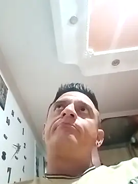 Snapshot of leon8013A chatting on 11-14-25, 01:37 leon8013A online show from 11-14-25, 01:37