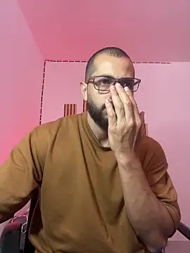 Snapshot of magnumchris chatting on 05-21-26, 02:07 magnumchris online show from 05-21-26, 02:07