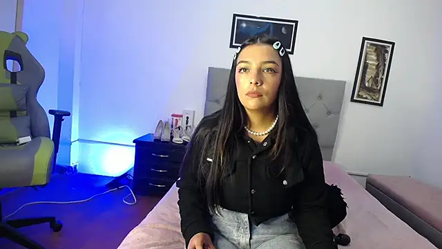 Esmeraldaa- online show from 10-27-25, 04:27