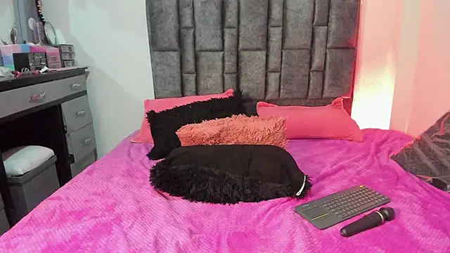 Snapshot of Esmeraldaa- chatting on 04-18-26, 09:26 Esmeraldaa- online show from 04-18-26, 09:26