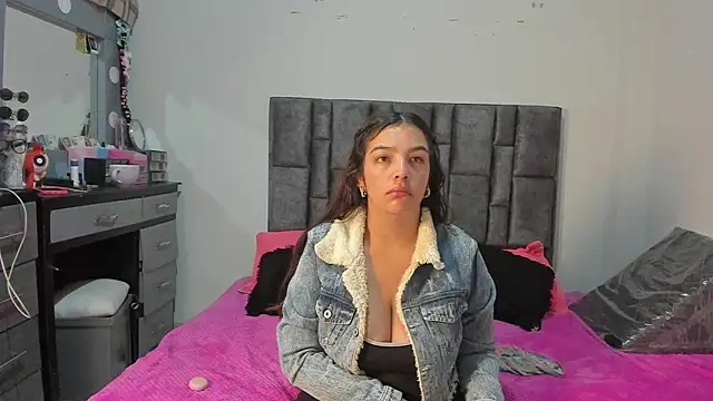 Snapshot of Esmeraldaa- chatting on 04-29-26, 07:45 Esmeraldaa- online show from 04-29-26, 07:45