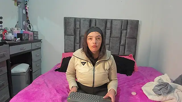 Snapshot of Esmeraldaa- chatting on 04-29-26, 11:00 Esmeraldaa- online show from 04-29-26, 11:00