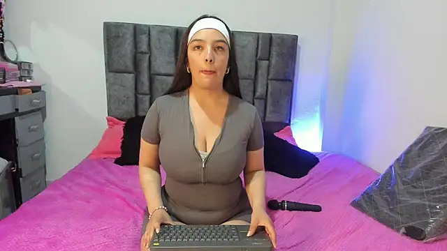 Snapshot of Esmeraldaa- chatting on 05-01-26, 11:42 Esmeraldaa- online show from 05-01-26, 11:42