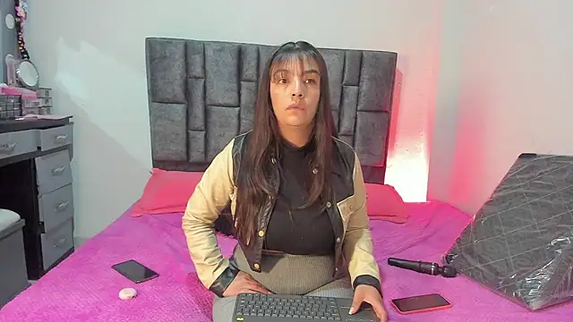 Snapshot of Esmeraldaa- chatting on 05-06-26, 05:25 Esmeraldaa- online show from 05-06-26, 05:25