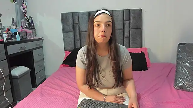 Snapshot of Esmeraldaa- chatting on 05-19-26, 05:36 Esmeraldaa- online show from 05-19-26, 05:36