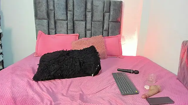 Snapshot of Esmeraldaa- chatting on 06-02-26, 11:01 Esmeraldaa- online show from 06-02-26, 11:01