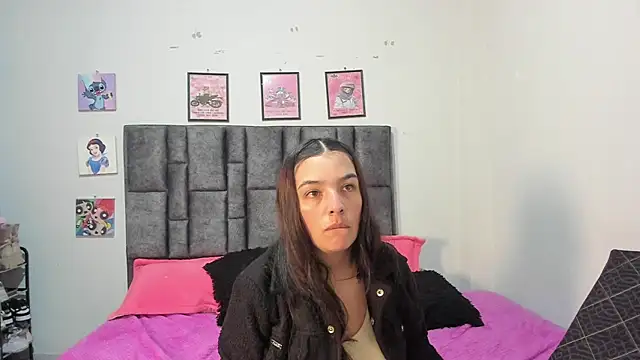 Snapshot of Esmeraldaa- chatting on 06-21-26, 06:16 Esmeraldaa- online show from 06-21-26, 06:16