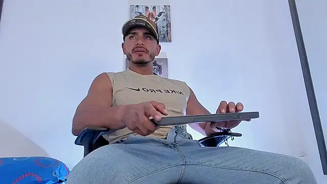 Snapshot of magnusclark chatting on 05-12-26, 06:38 magnusclark online show from 05-12-26, 06:38