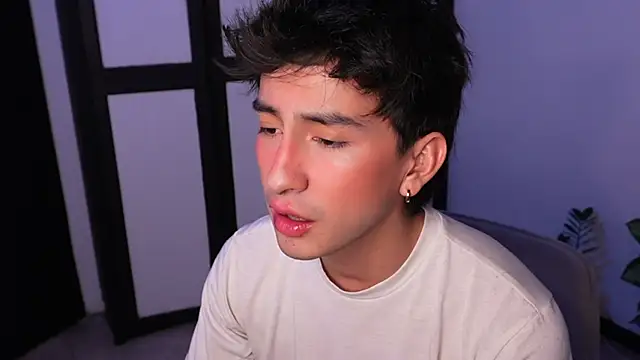 Snapshot of sweettaaron01 chatting on 06-12-26, 11:57 sweettaaron01 online show from 06-12-26, 11:57