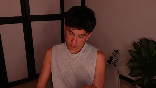 Snapshot of sweettaaron01 chatting on 06-19-26, 11:19 sweettaaron01 online show from 06-19-26, 11:19