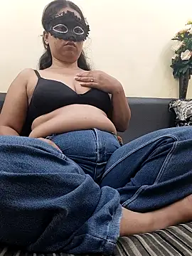 Iampriyaaa15 online show from 10-08-25, 10:24