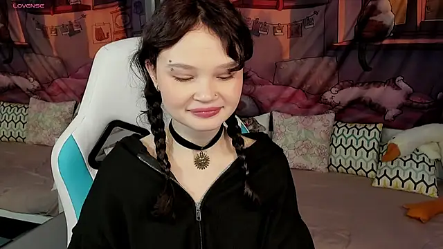 EmilyChaves online show from 04-07-26, 06:03