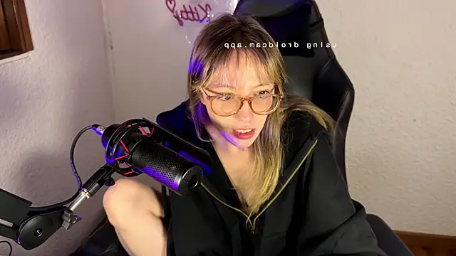 Snapshot of ReenKitty chatting on 06-17-26, 04:59 ReenKitty online show from 06-17-26, 04:59