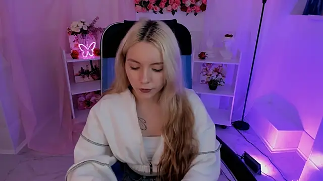 Snapshot of AuroraWrenfield chatting on 09-19-25, 10:49 AuroraWrenfield online show from 09-19-25, 10:49