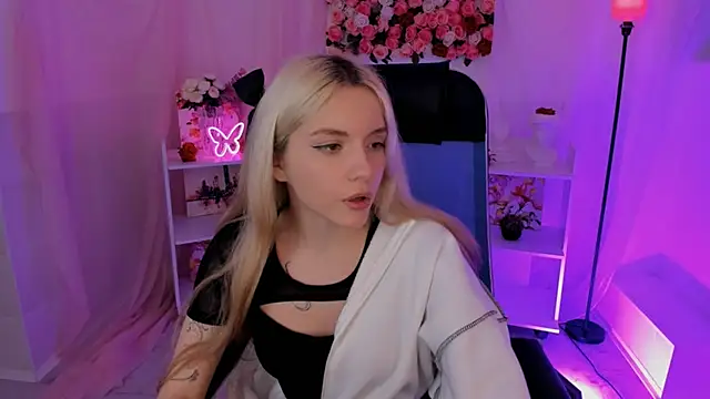 Snapshot of AuroraWrenfield chatting on 09-22-25, 10:39 AuroraWrenfield online show from 09-22-25, 10:39