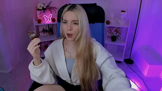 Snapshot of AuroraWrenfield chatting on 09-24-25, 10:29 AuroraWrenfield online show from 09-24-25, 10:29