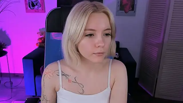 AuroraWrenfield online show from 12-22-25, 03:25