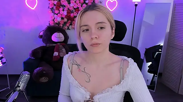 AuroraWrenfield online show from 04-15-26, 04:30