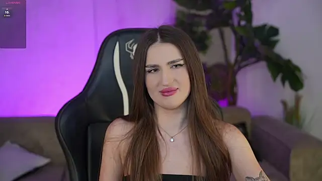 Snapshot of Goldie_Flame chatting on 10-15-25, 02:33 Goldie Flame online show from 10-15-25, 02:33