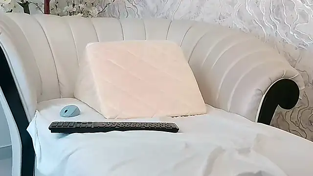 Snapshot of aura_sanders1 chatting on 12-16-25, 11:37 aura sanders1 online show from 12-16-25, 11:37