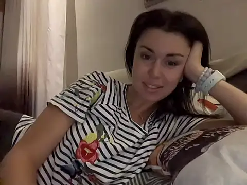 Snapshot of Gilin1 chatting on 10-13-25, 06:52 Gilin1 online show from 10-13-25, 06:52