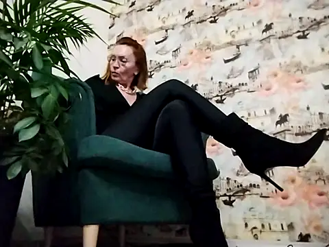 Snapshot of VelvetKarolina chatting on 10-13-25, 01:11 VelvetKarolina online show from 10-13-25, 01:11