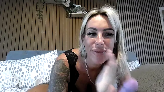 Snapshot of poppyinga1 chatting on 06-17-26, 05:10 poppyinga1 online show from 06-17-26, 05:10