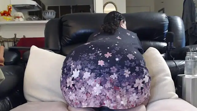 Snapshot of Juicy_Julie469 chatting on 03-19-26, 04:44 Juicy Julie469 online show from 03-19-26, 04:44