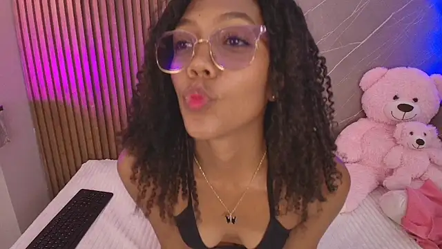 Snapshot of biancaa_18 chatting on 05-11-26, 07:33 biancaa 18 online show from 05-11-26, 07:33