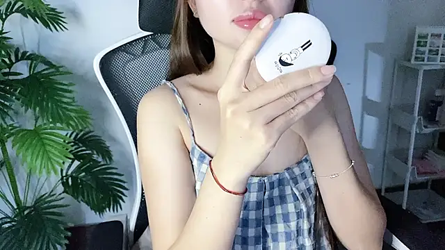 Snapshot of LiLi_Sweetie chatting on 09-15-25, 04:12 LiLi Sweetie online show from 09-15-25, 04:12