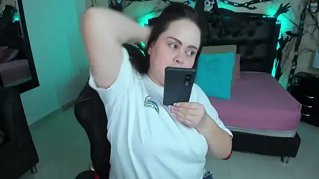 LolaVillalobos online show from 10-27-25, 02:21