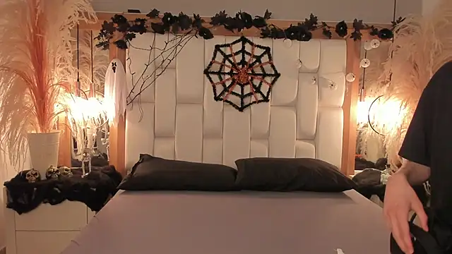 Daphne And Roger online show from 10-20-25, 11:32